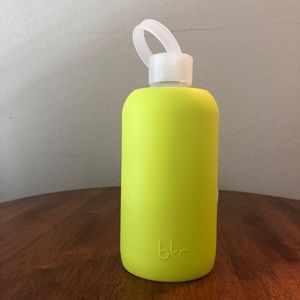 bkr 1L glass water bottle in Gigi, Lime